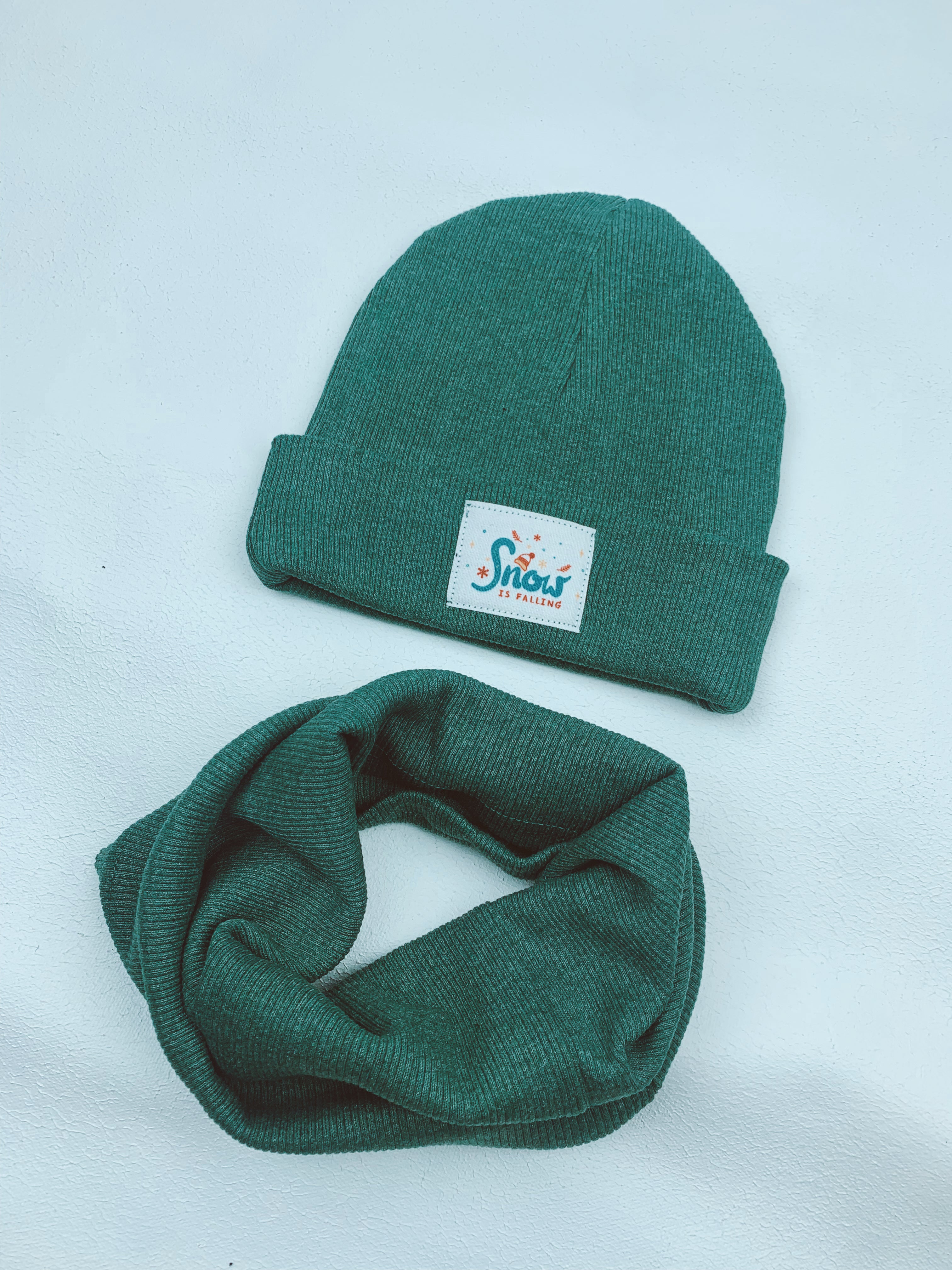 طقم وشاح وقبعة شتوية من القطن الأخضر بتصميم "لا لوميير سنو إز فولينغ" |