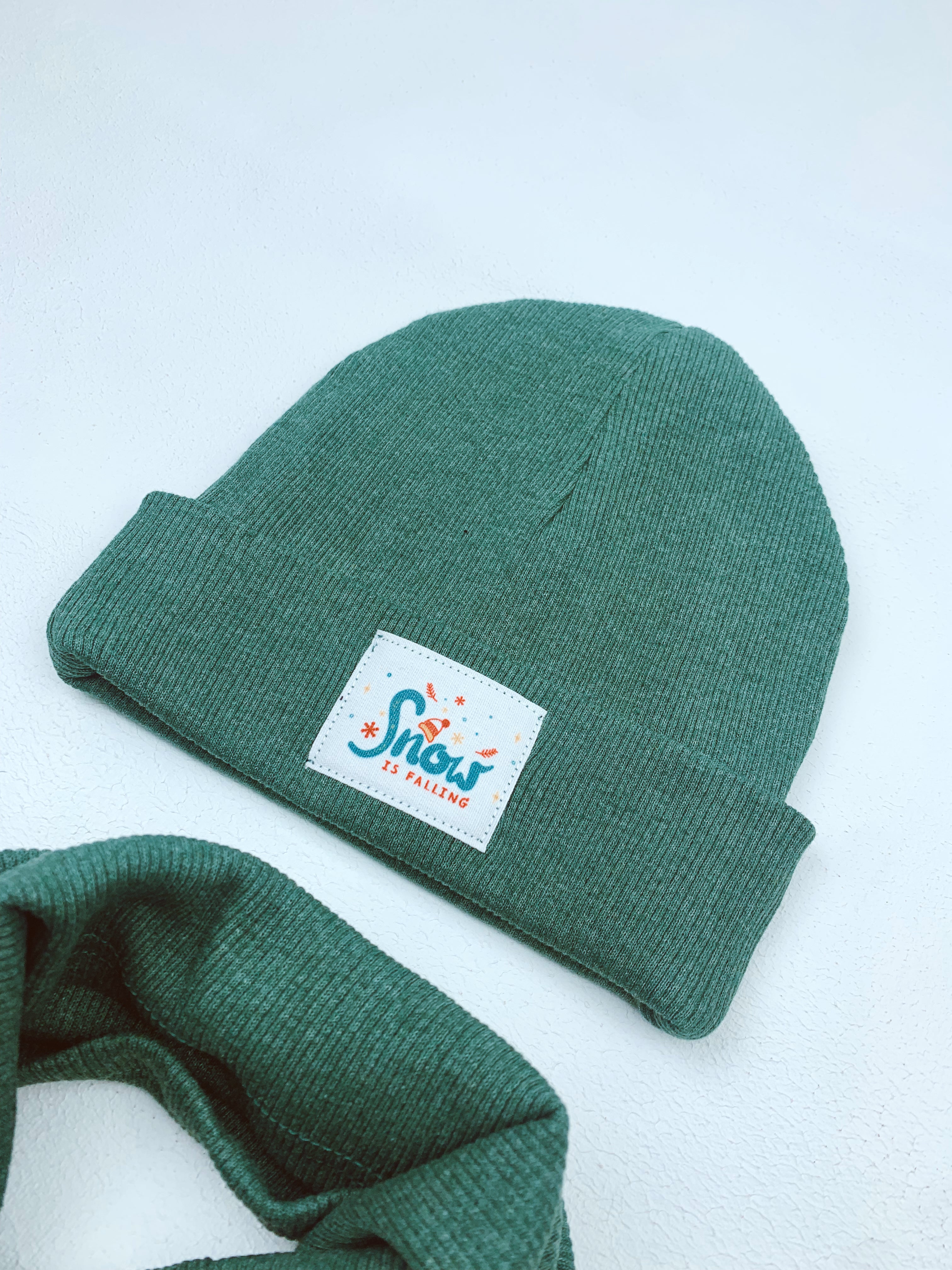 طقم وشاح وقبعة شتوية من القطن الأخضر بتصميم "لا لوميير سنو إز فولينغ" |