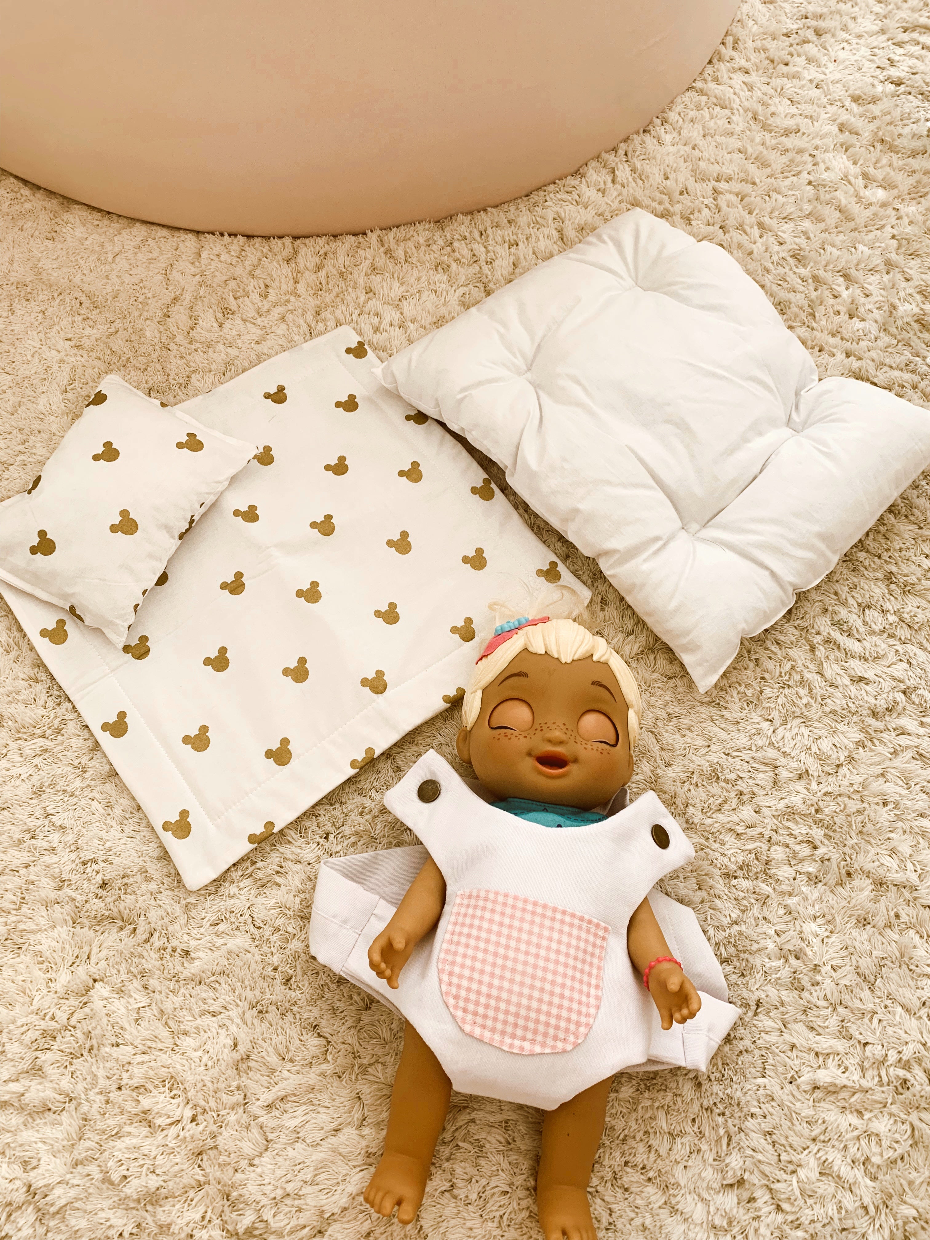مجموعة دمى لا لوميير | مجموعة لعب صغيرة 4 – غطاء لحاف، سرير، وحاملة أطفال